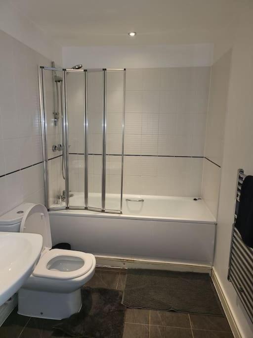 Awesome 1 Bedroom Apartment Манчестър Екстериор снимка