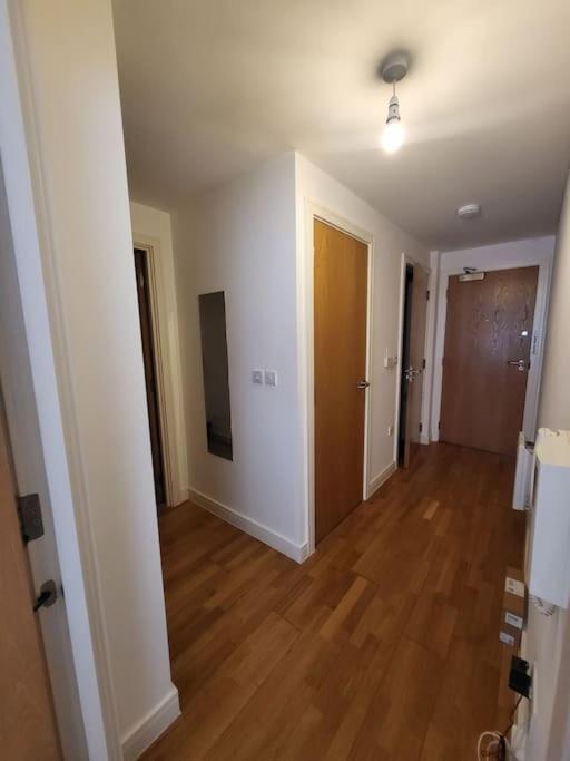 Awesome 1 Bedroom Apartment Манчестър Екстериор снимка