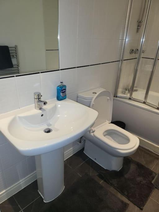 Awesome 1 Bedroom Apartment Манчестър Екстериор снимка