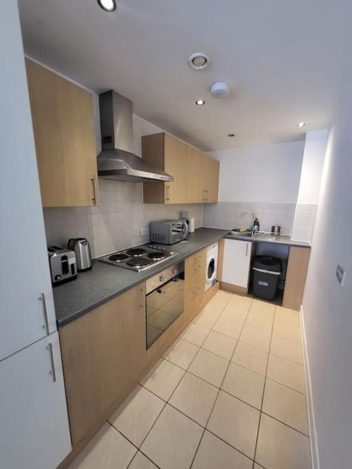 Awesome 1 Bedroom Apartment Манчестър Екстериор снимка