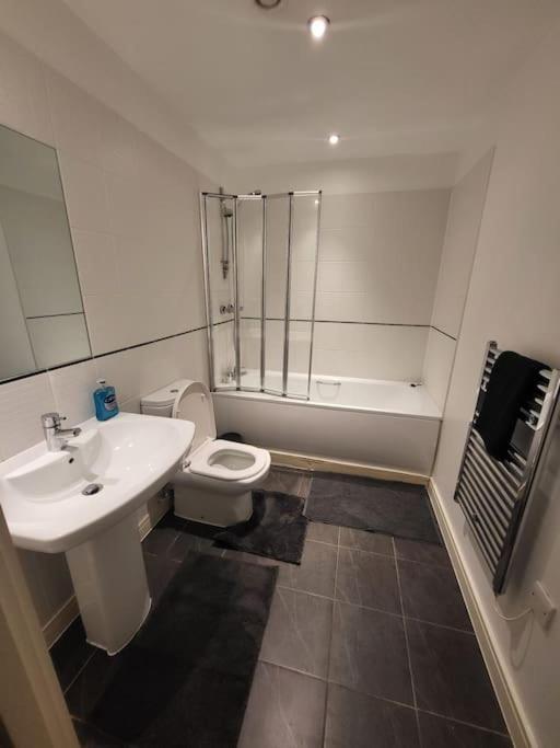 Awesome 1 Bedroom Apartment Манчестър Екстериор снимка